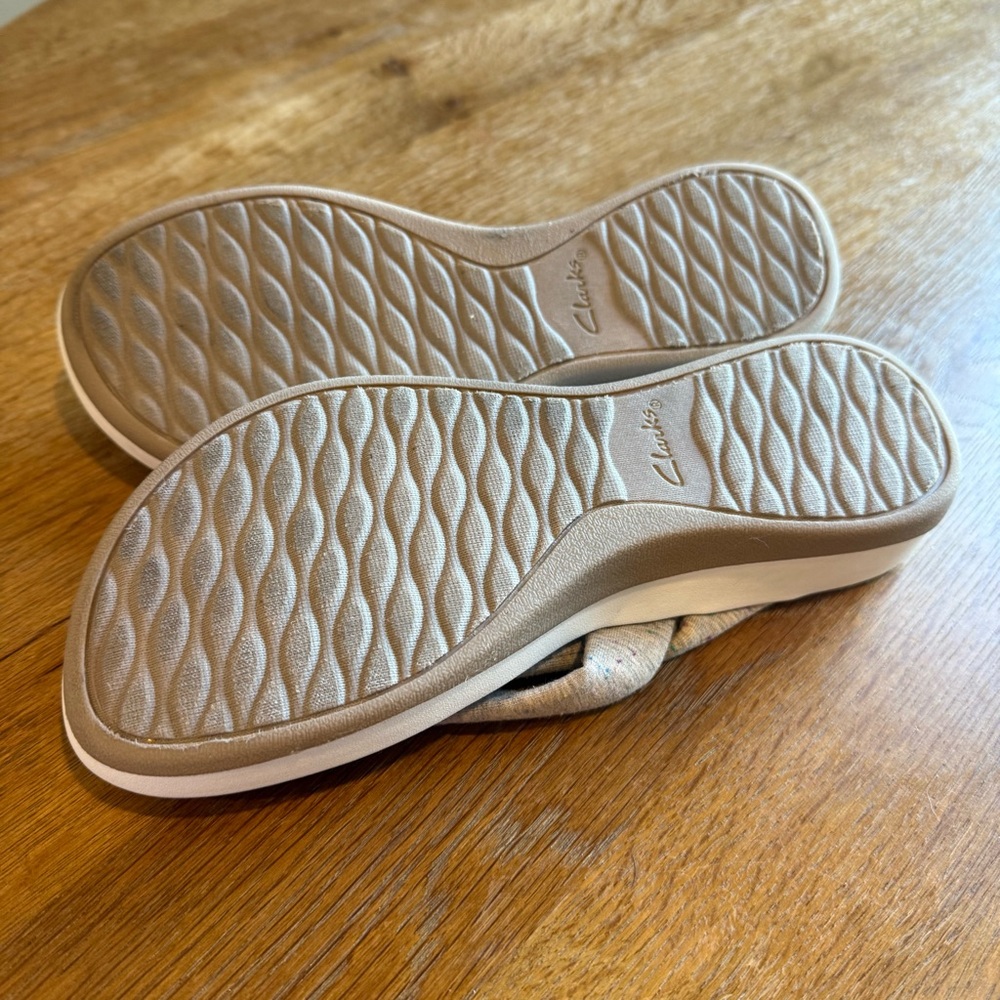 Clarks Cloudsteppers Women's Tan/Grey Platform Thong Sandals Size 9 - Picture 6 of 6